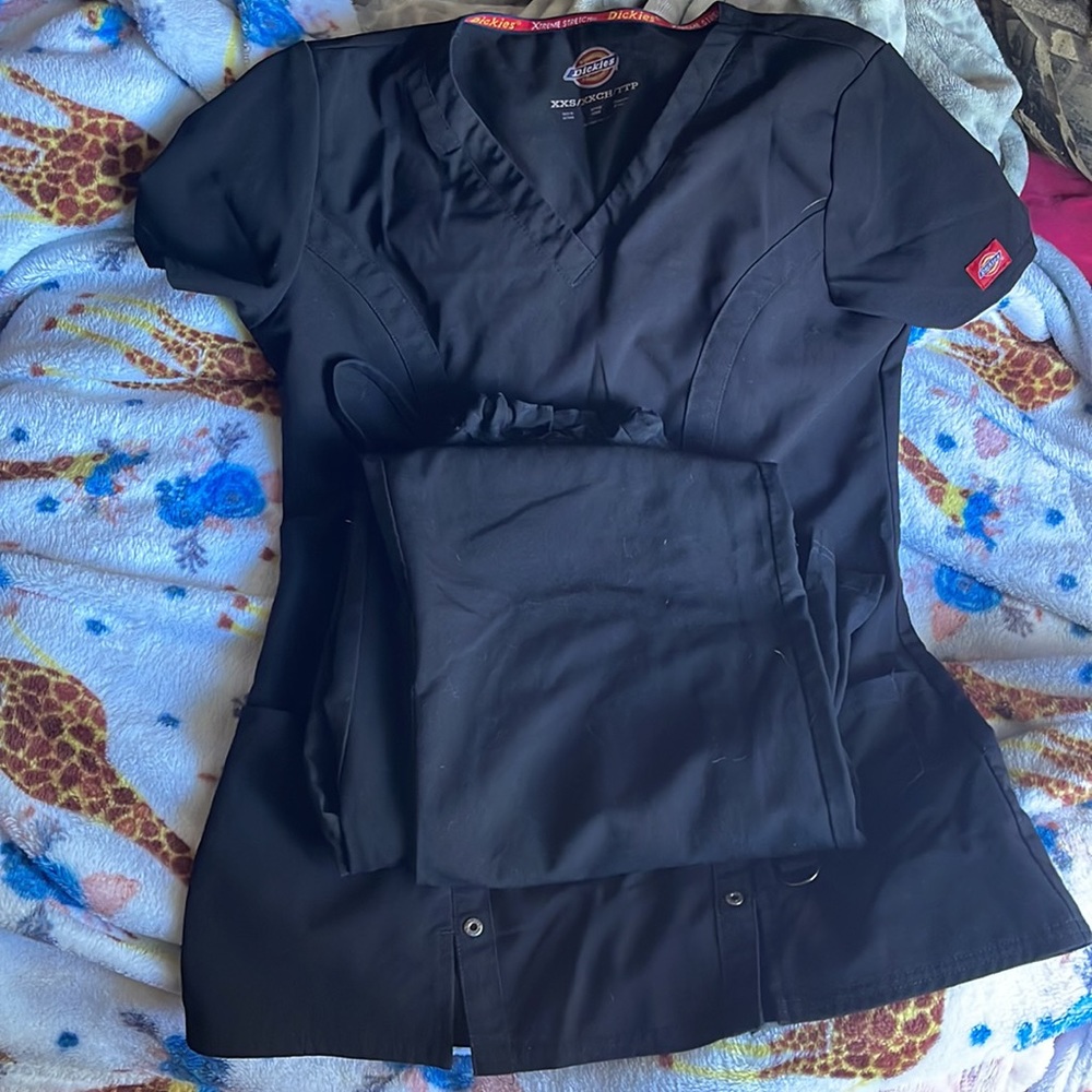 Black scrub uniform. Black scrubs pants are a small where the shirt is an Xxs.
